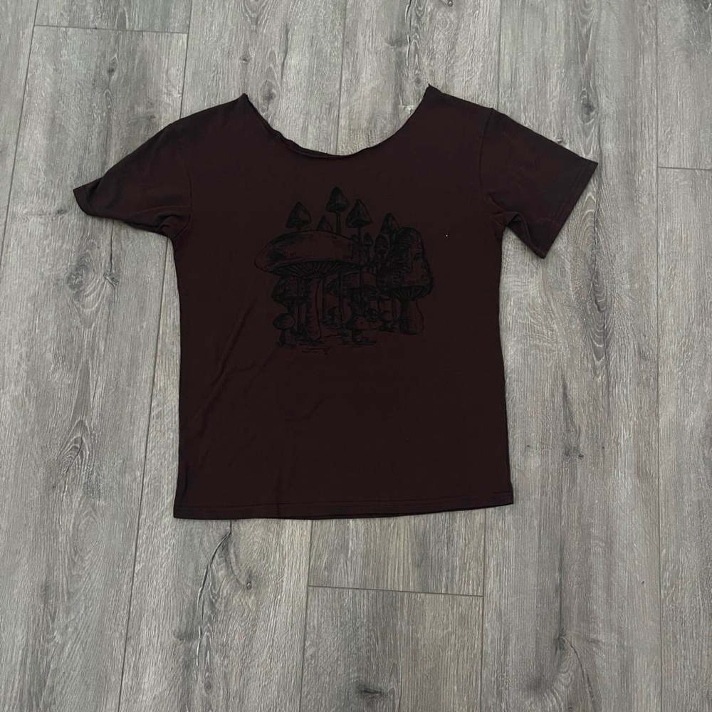 off the shoulder t-shirt 🤎